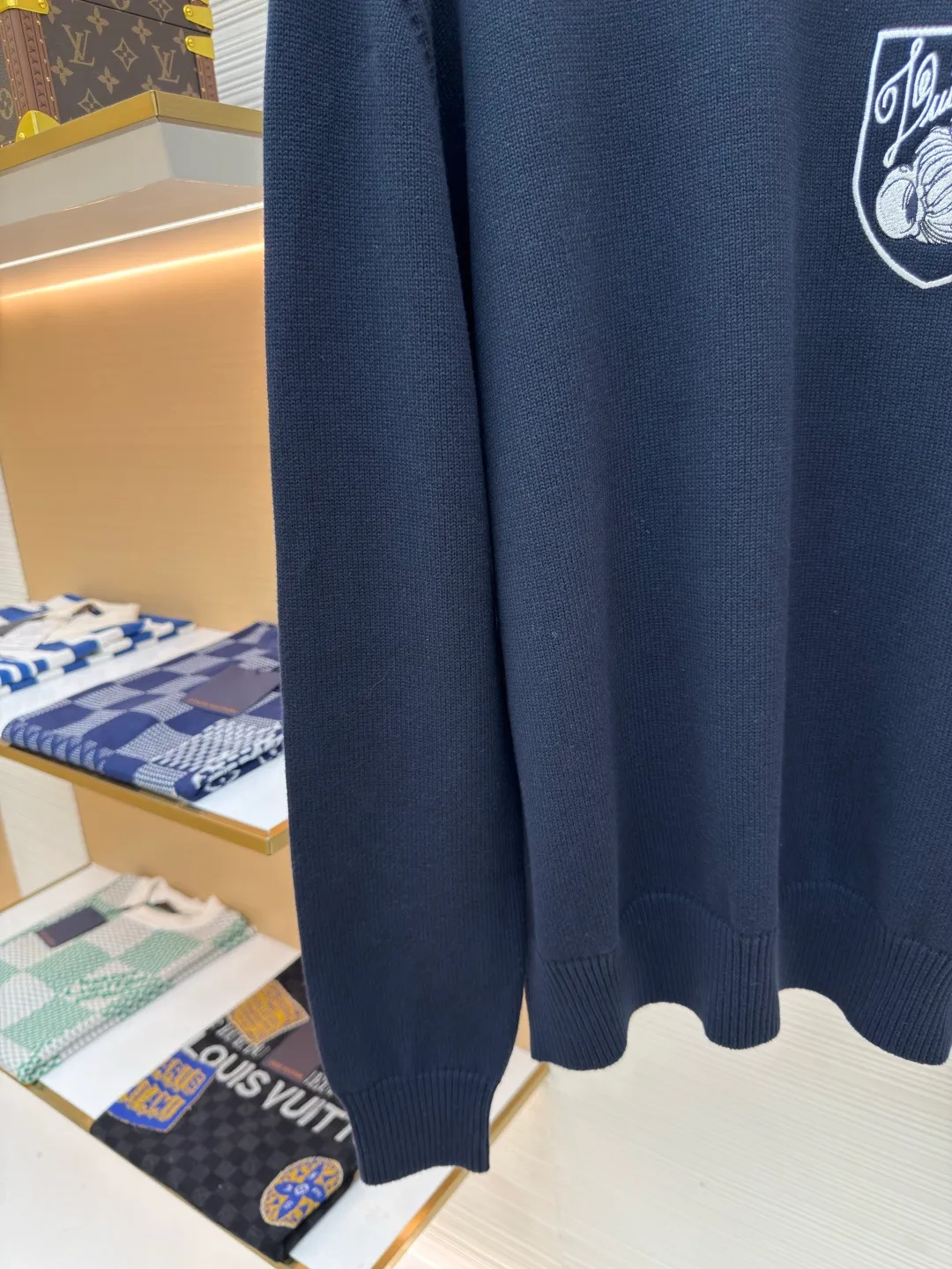 LOUIS VUITTON conch pullover ●Authentic product: Purchased and developed for 14600 ●Item number: 1680419-B50 ●Fabric: mercerized long-staple cotton ●Technology: knitting ●Version: loose fit ●Weight: about 790 grams ●Size: XS-S-M-L ●Description: Made of 100% top-grade long-staple cotton, fully combed and compacted + singeing mercerization process, striving for excellence, which not only retains the simplicity and gentleness of pure cotton, but also gives it a noble temperament like silk. The color is beautiful, the touch is gentle and delicate, you can enjoy silky smoothness, and the long-staple cotton has long fiber The fiber length is usually more than 2.5 centimeters, which is about twice the length of ordinary cotton yarn. Therefore, clothes made of raw materials with this fiber length are more wrinkle-resistant, non-pilling, and have clear textures that are beyond the reach of ordinary cotton yarn. They are non-sticky when worn for a long time in summer, and have particularly good sweat-absorbing effects. The overall wiring is straight and delicate, the fabric is comfortable and soft, and the color is consistent without color difference. It can be matched with the same style to create a fashionable look and control various occasions. Customized accessories, complete with three standards, same style for men and women!